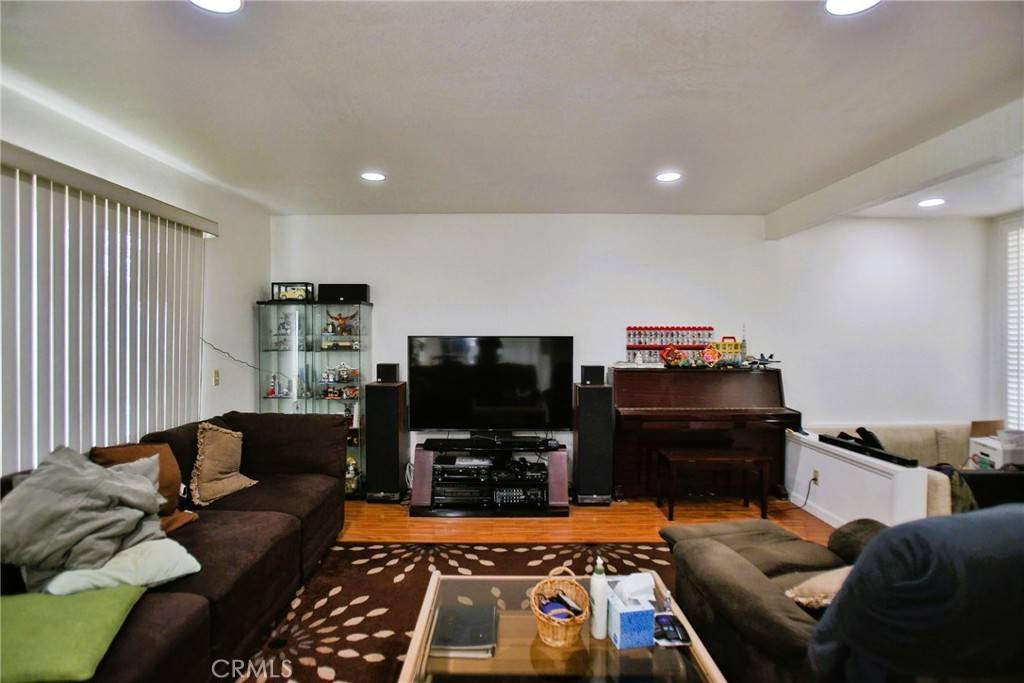 Irvine, CA 92604,2 Roanne CIR