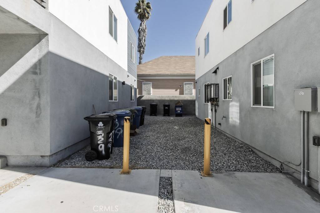 Los Angeles, CA 90044,529 W 80th ST
