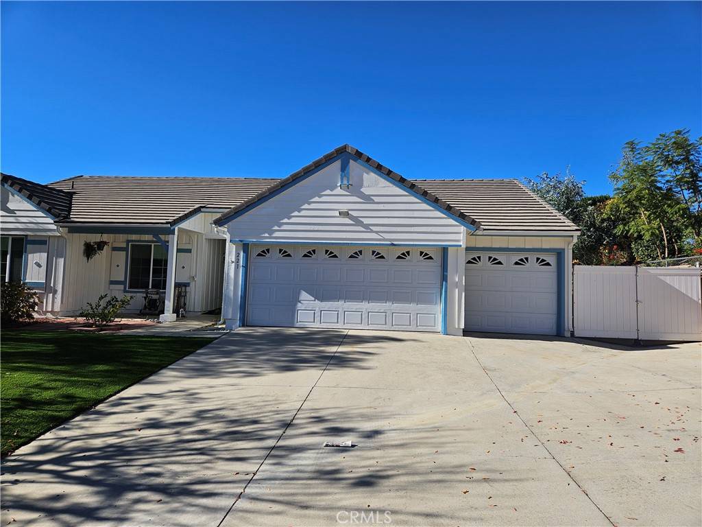 Simi Valley, CA 93065,221 Hazelridge CT