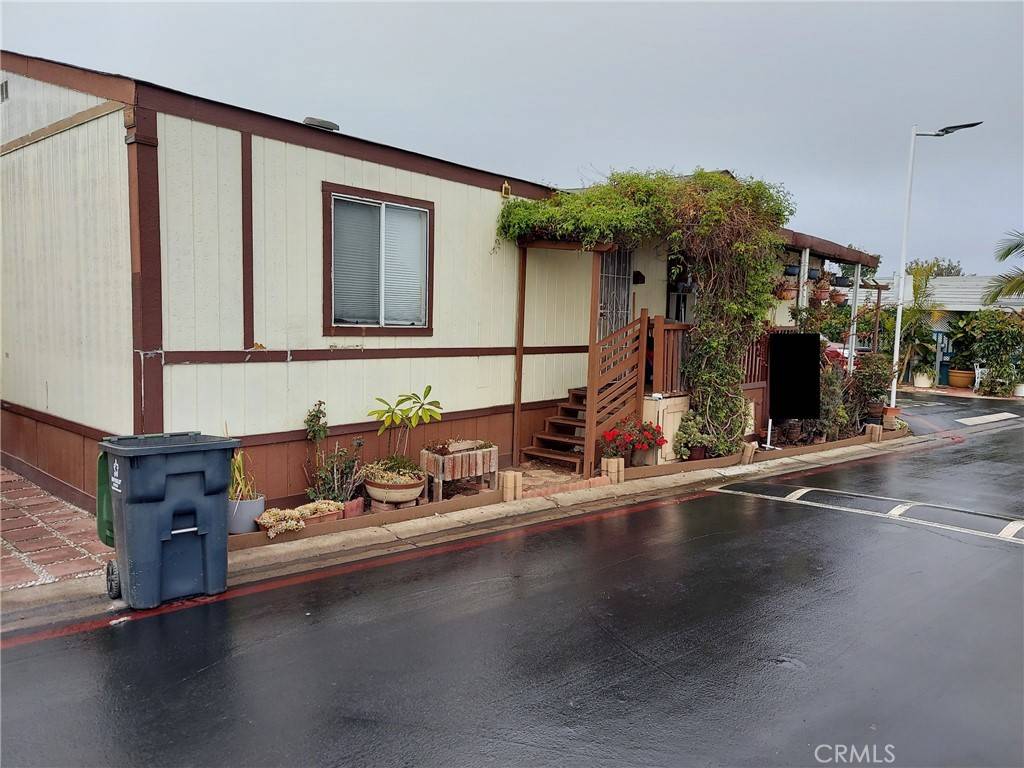 Santa Ana, CA 92704,215 S Sullivan LN #220