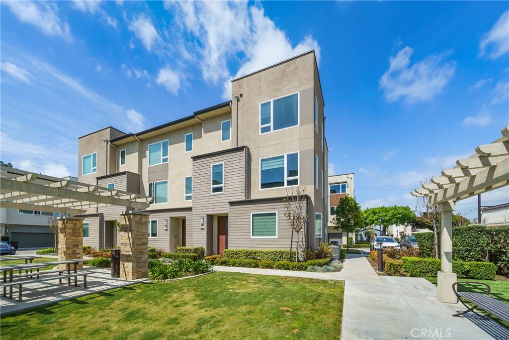 Downey, CA 90241,8010 Cherry LN