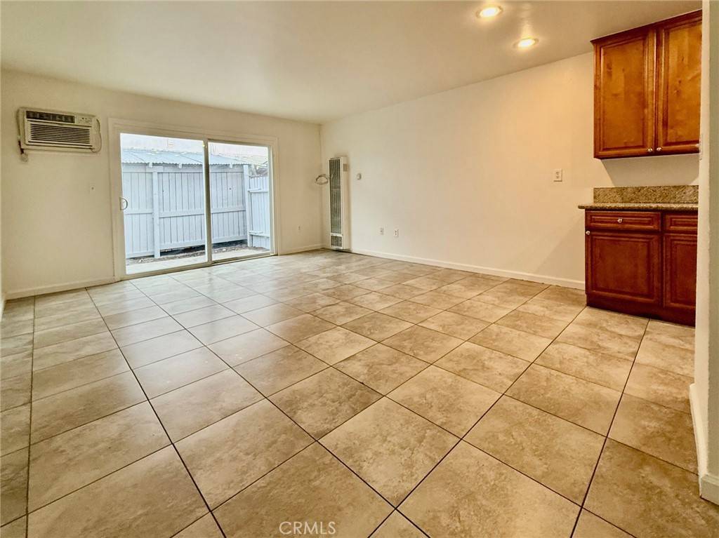 Santa Ana, CA 92701,1001 E Grant ST #D3