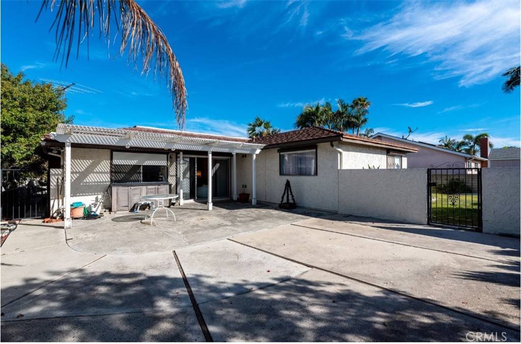 Fullerton, CA 92832,382 W Fern DR