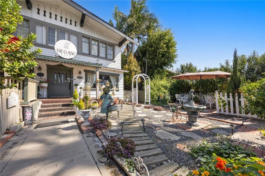 Fullerton, CA 92832,419 W Commonwealth AVE