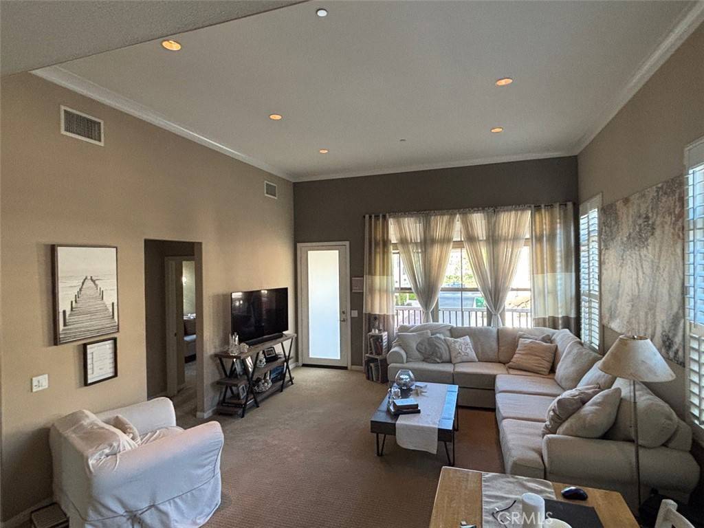 Irvine, CA 92618,27 Courant