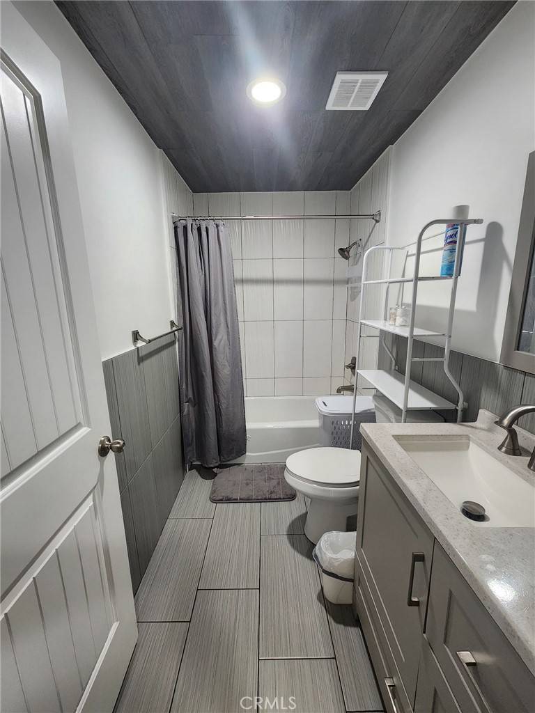 Downey, CA 90240,8907 Birchleaf AVE