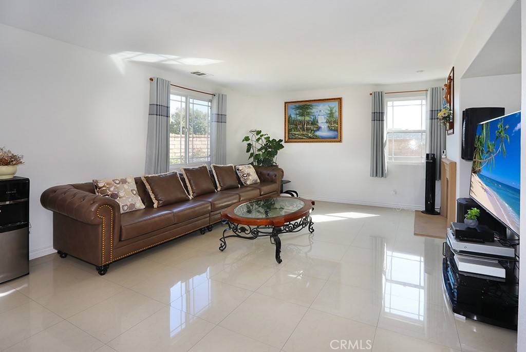 Saugus, CA 91350,20059 Christopher LN