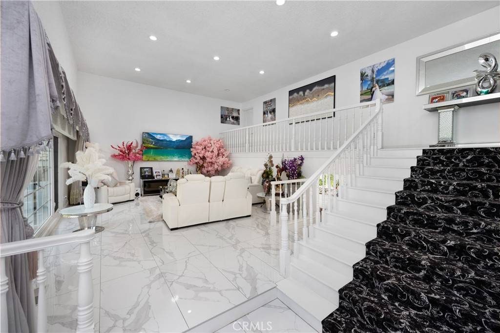 Santa Ana, CA 92705,1906 E Avalon AVE
