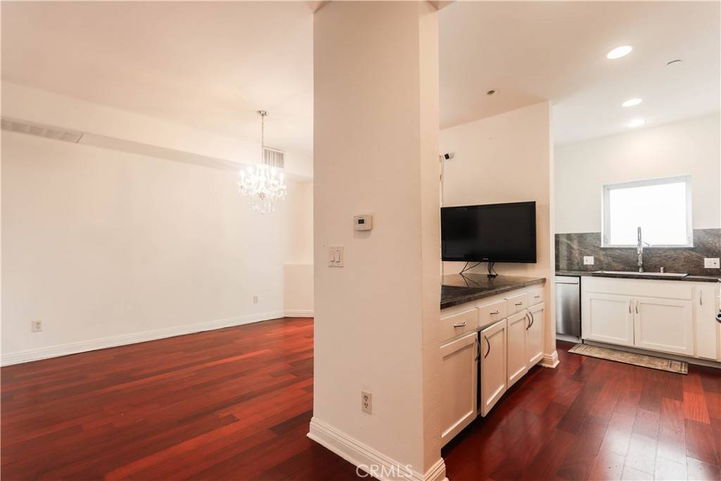 West Hollywood, CA 90069,1020 Hilldale AVE