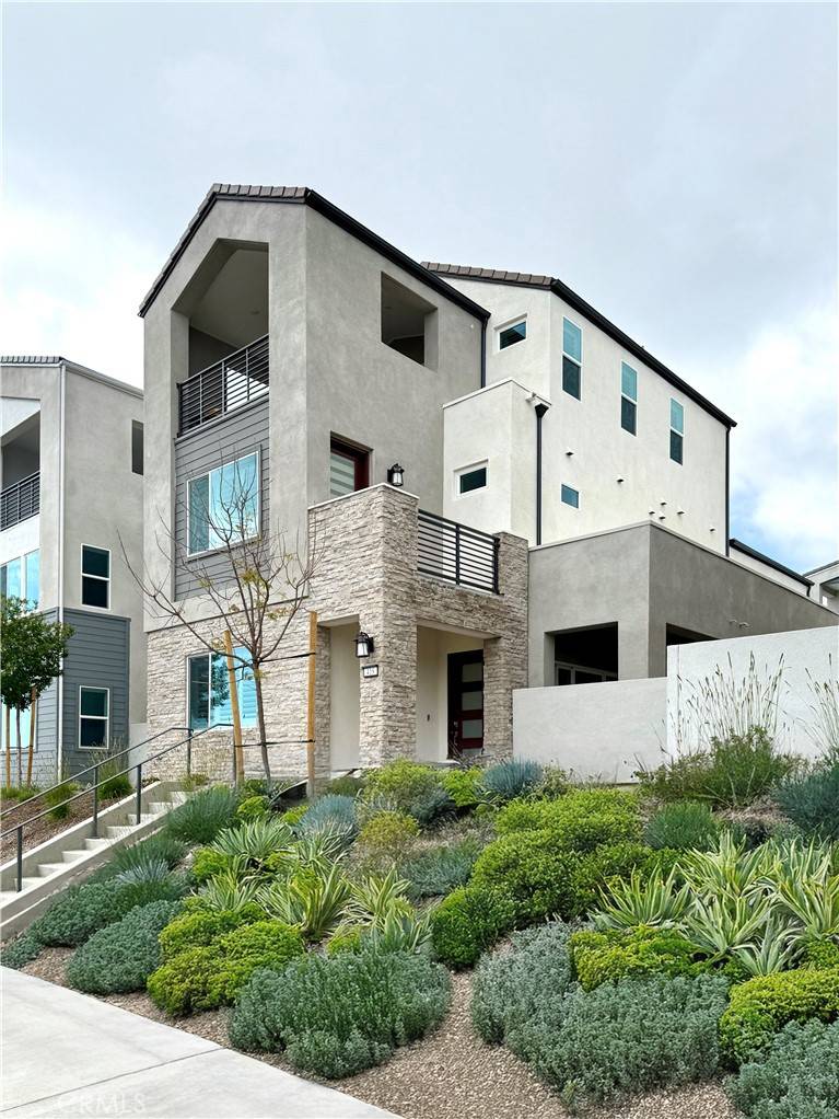 Irvine, CA 92618,418 Treble