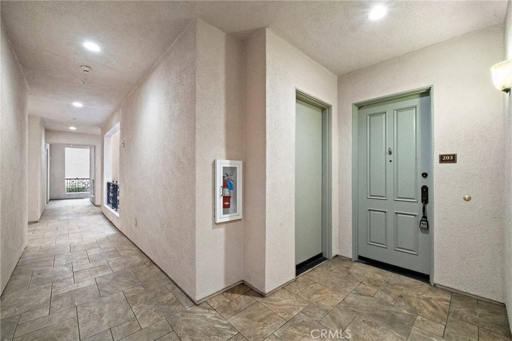 Los Angeles, CA 90094,5721 Crescent W #203
