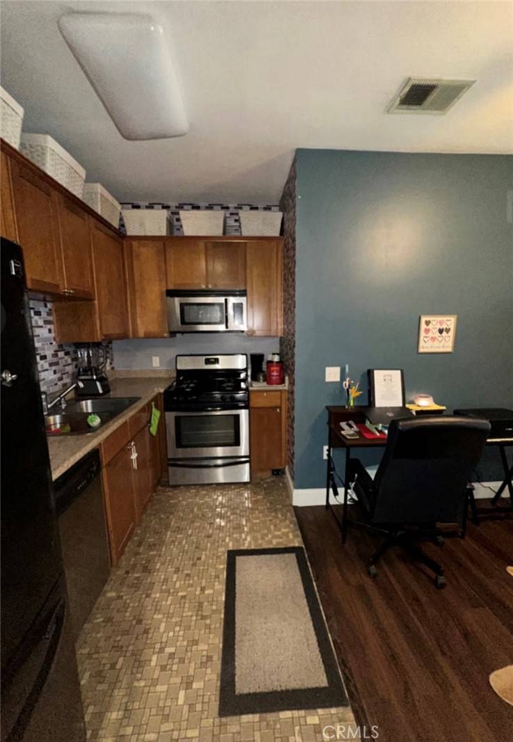 North Hollywood, CA 91605,6938 Laurel Canyon BLVD #310