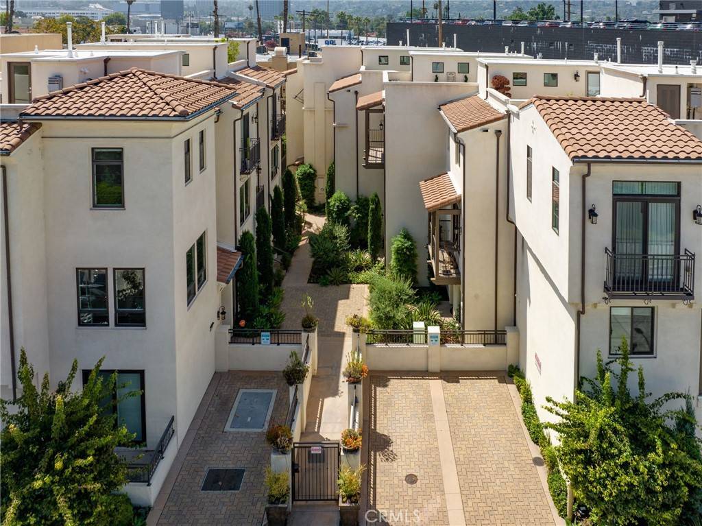 Toluca Lake, CA 91602,10736 Bloomfield ST