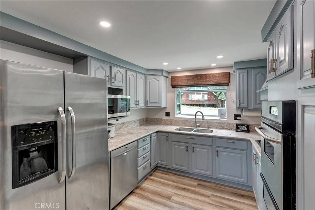 30396 Live Oak DR Running Springs, CA 92382
