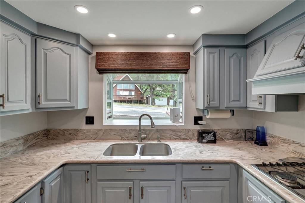 30396 Live Oak DR Running Springs, CA 92382