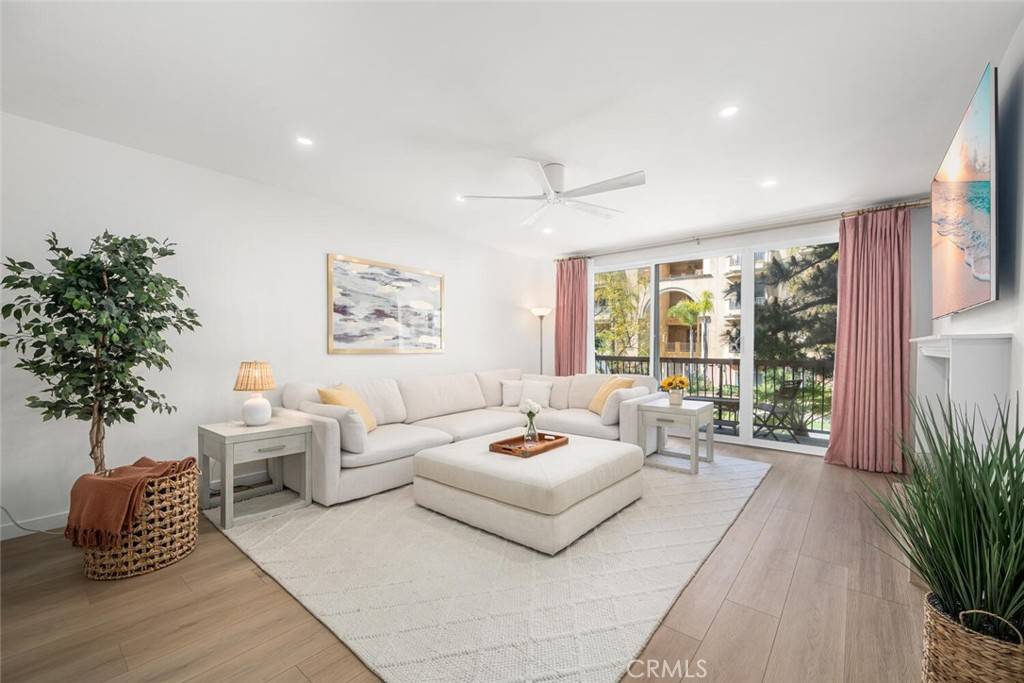 Los Angeles, CA 90025,1520 Camden AVE #101
