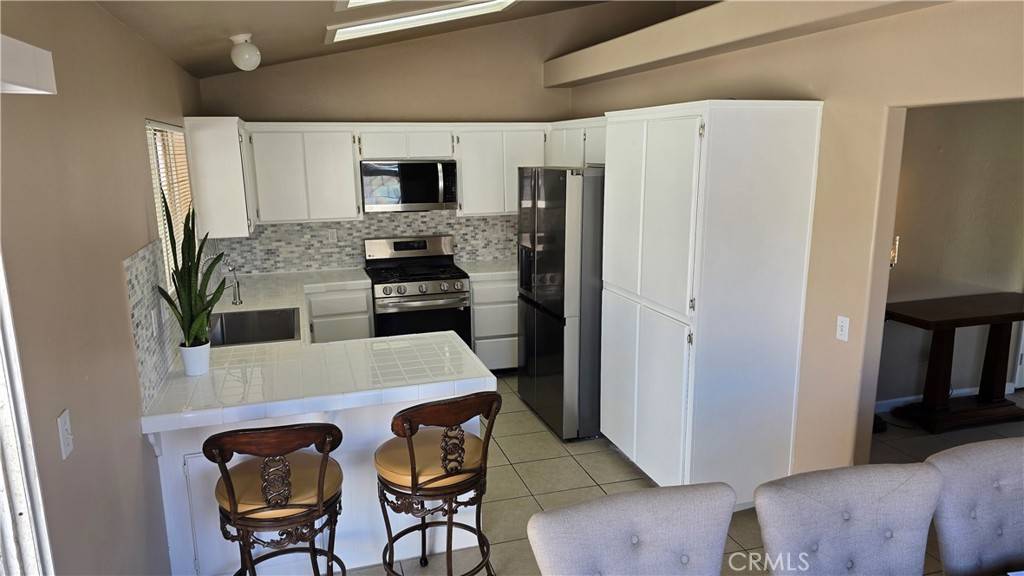 Fontana, CA 92335,8975 Beech AVE