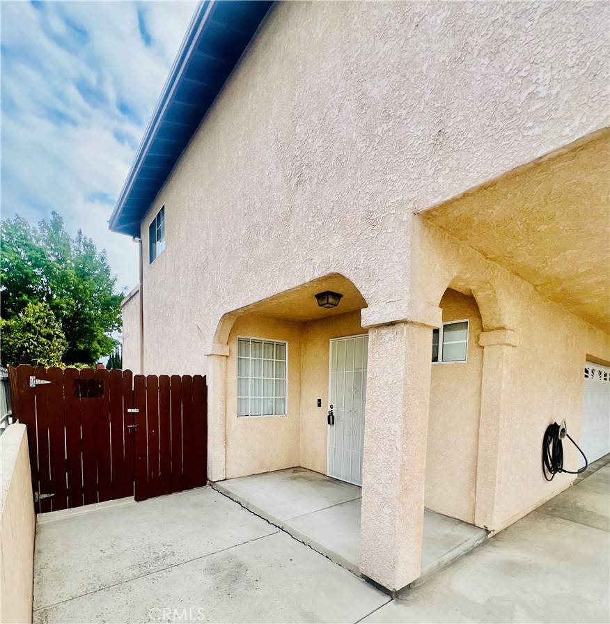 Lakewood, CA 90715,11528 215th ST