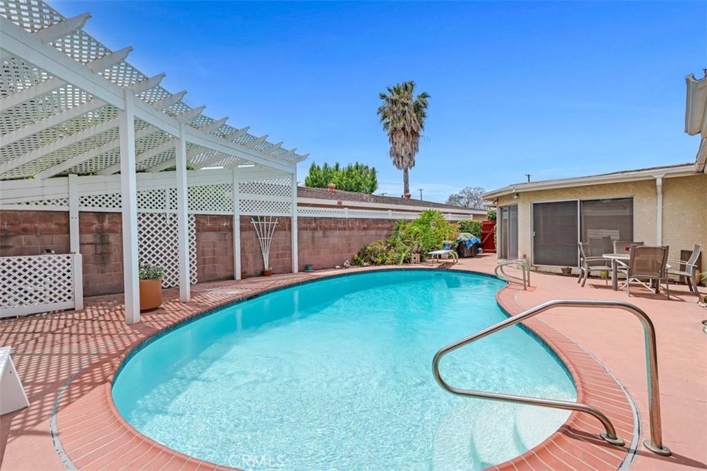 Downey, CA 90241,10440 Manzanar AVE