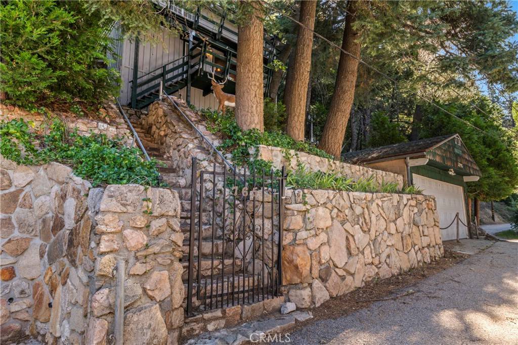 Lake Arrowhead, CA 92352,765 Knight CT