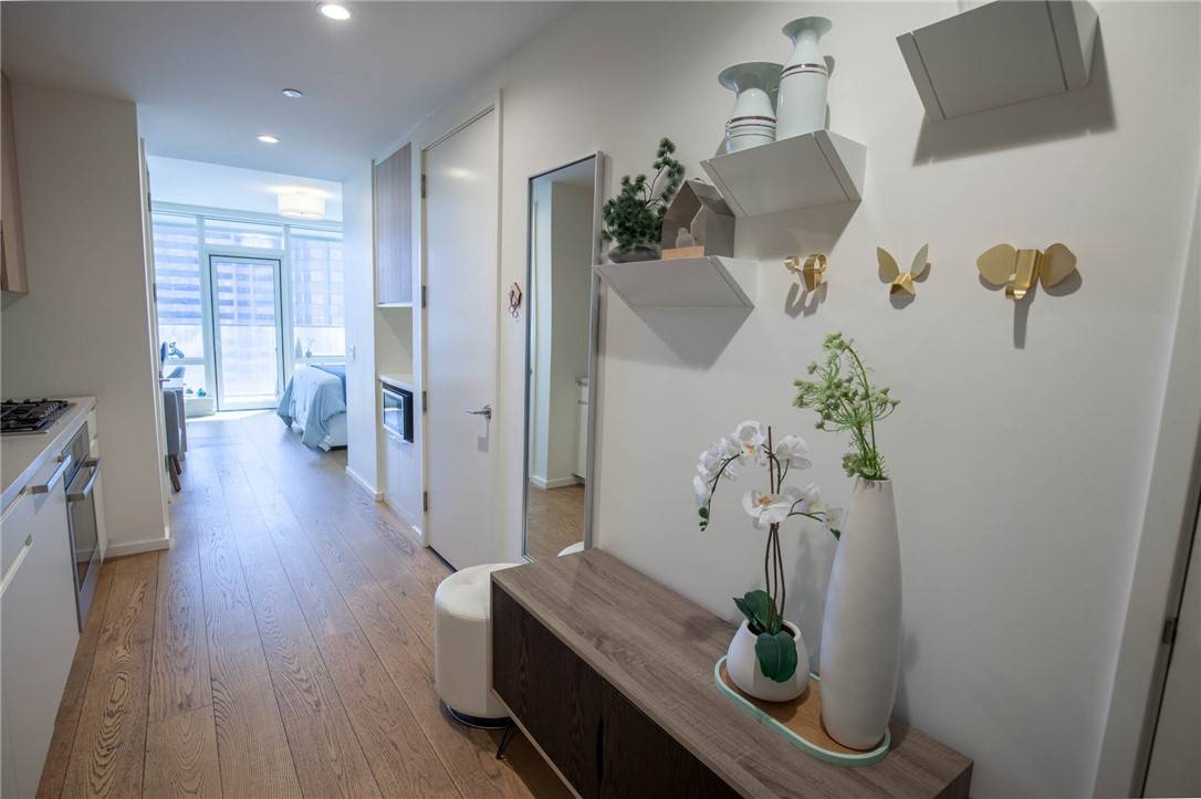 Los Angeles, CA 90017,877 Francisco ST #1721