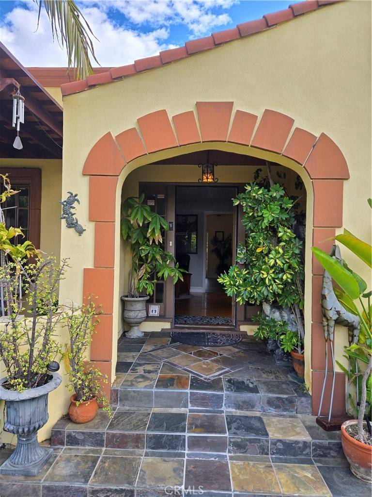 Los Angeles, CA 90036,916 S Highland AVE
