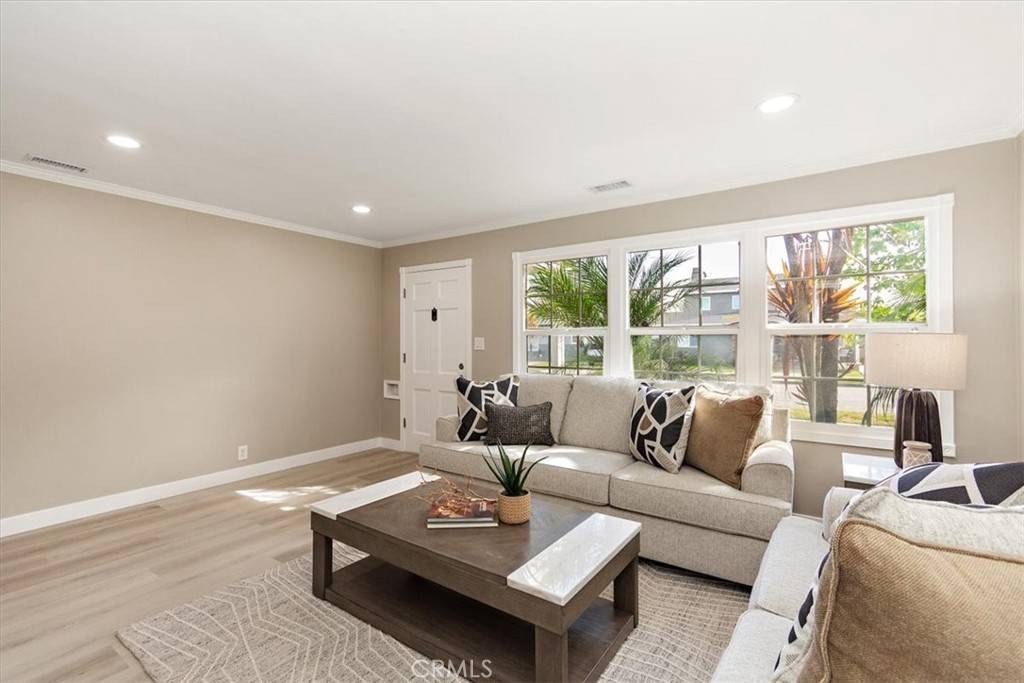 Long Beach, CA 90815,2167 Lomina