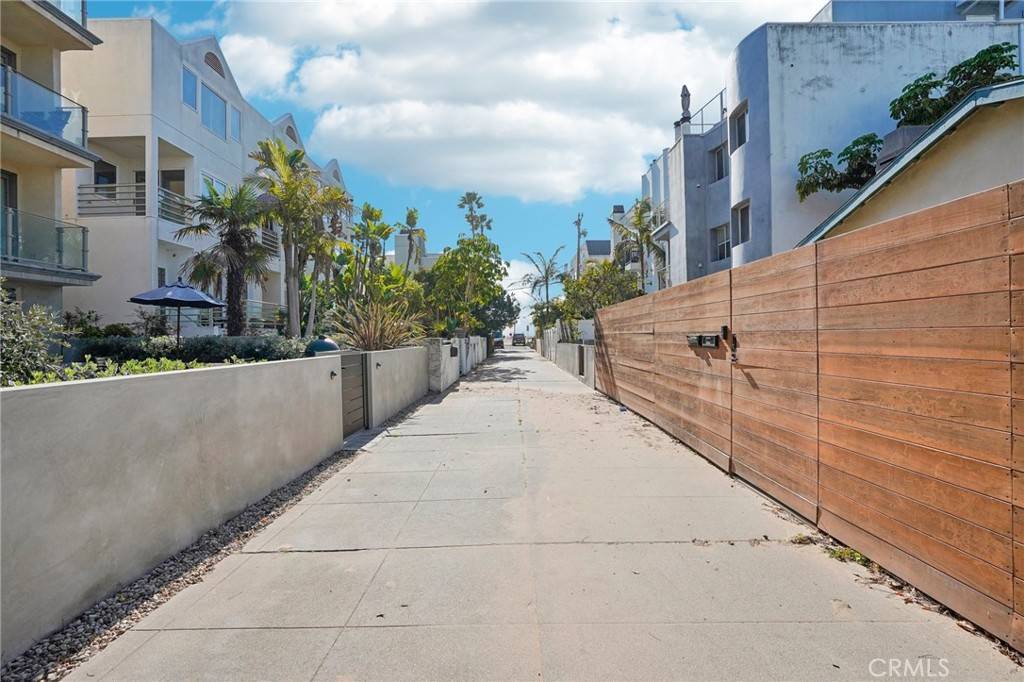 Marina Del Rey, CA 90292,24 Voyage ST #2