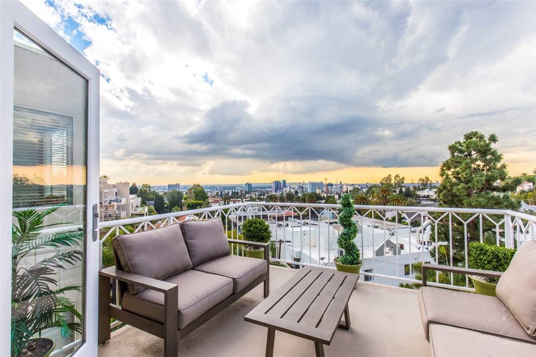 Los Angeles, CA 90068,2222 N Beachwood DR #415