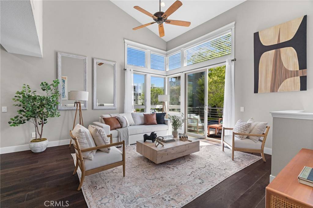 Hawthorne, CA 90250,5527 Strand #106