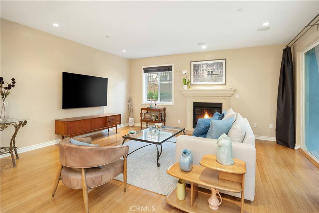 Los Angeles, CA 90048,305 Arnaz Drive #103