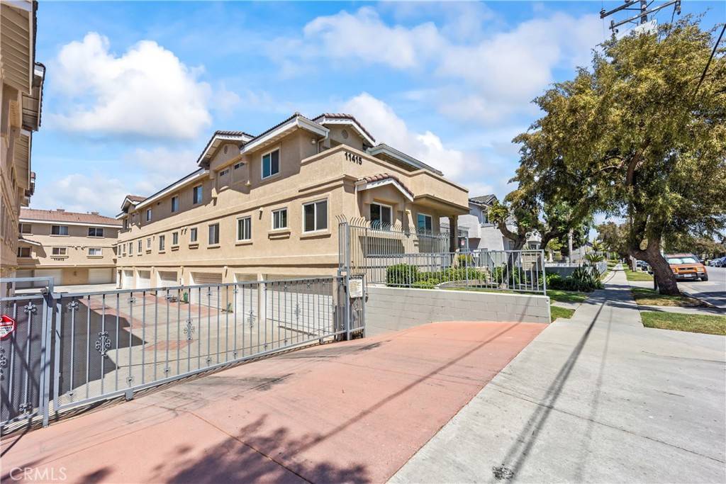 Lakewood, CA 90715,11415 216th ST #24