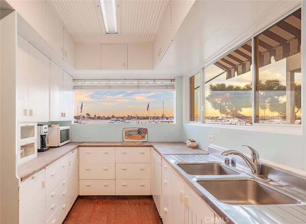 Newport Beach, CA 92662,1402 S Bay Front
