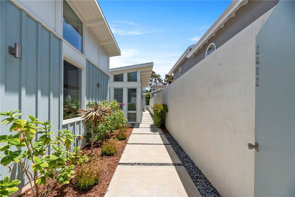 Manhattan Beach, CA 90266,2412 John ST