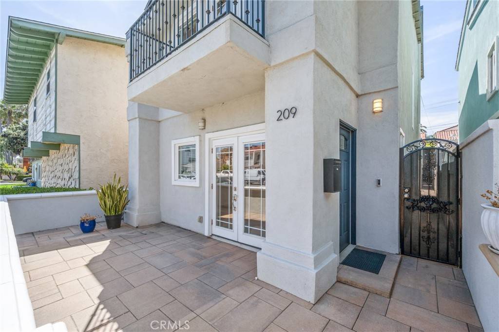 Huntington Beach, CA 92648,209 7th ST