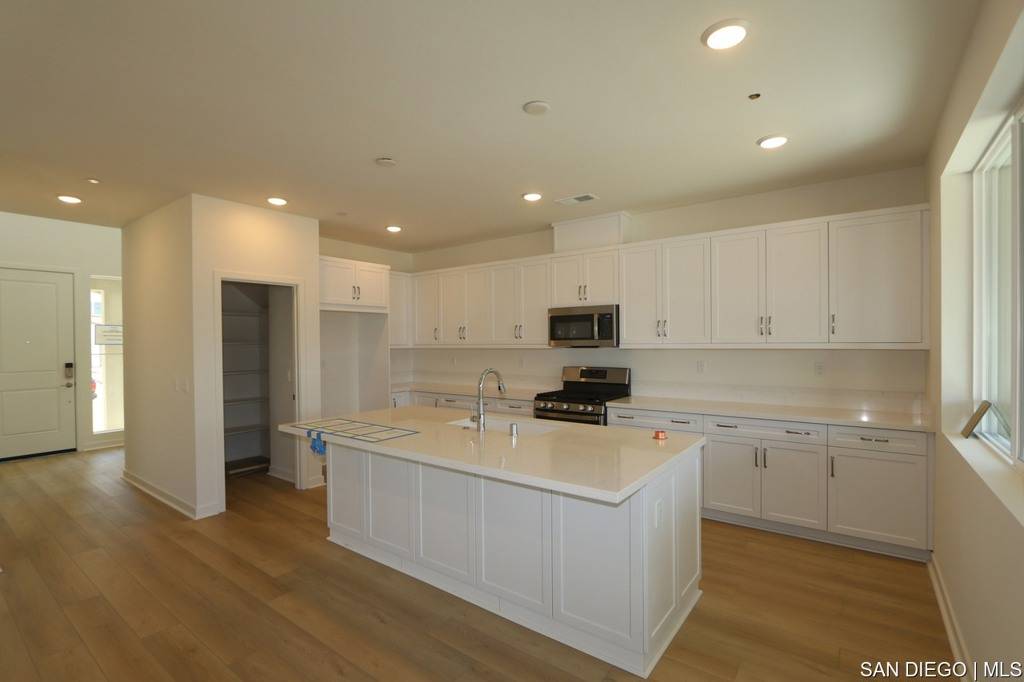 Fallbrook, CA 92028,592 Meadowood ST #405