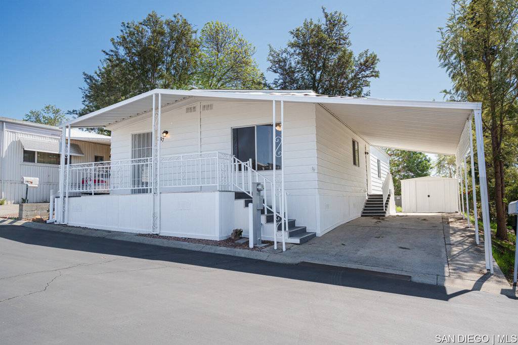 Escondido, CA 92027,211 N Citrus AVE #SPC 237