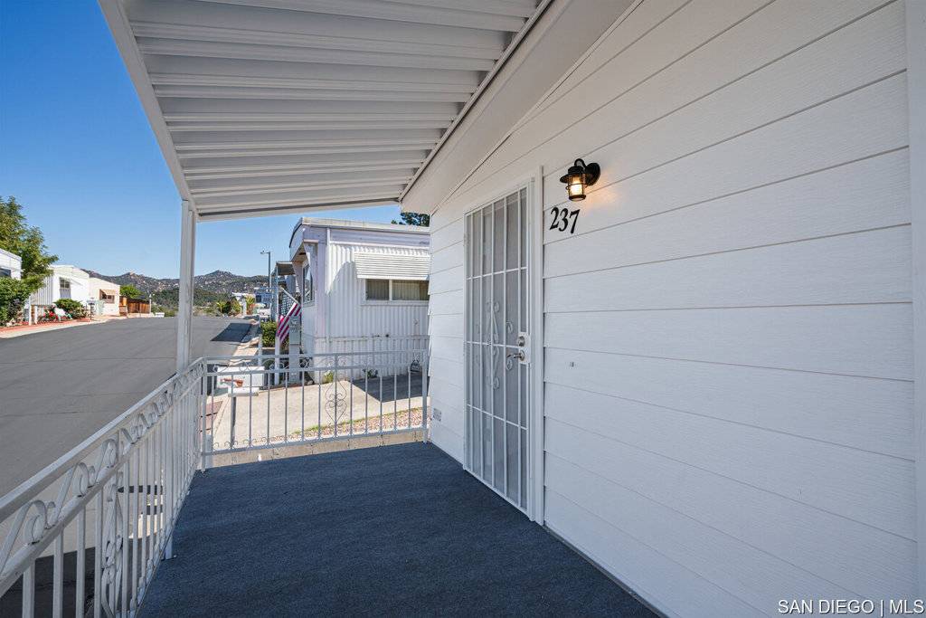 Escondido, CA 92027,211 N Citrus AVE #SPC 237