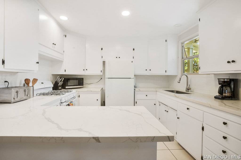 San Diego, CA 92119,8365 Lake Adlon DR