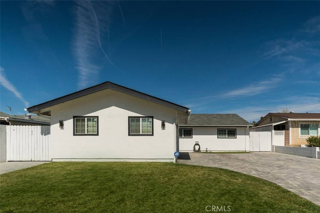 Saugus, CA 91350,22355 Los Tigres DR