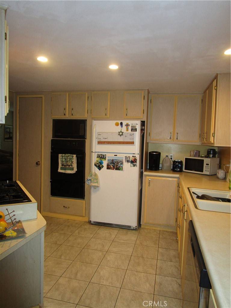 Canoga Park, CA 91304,8801 Eton AVE #142