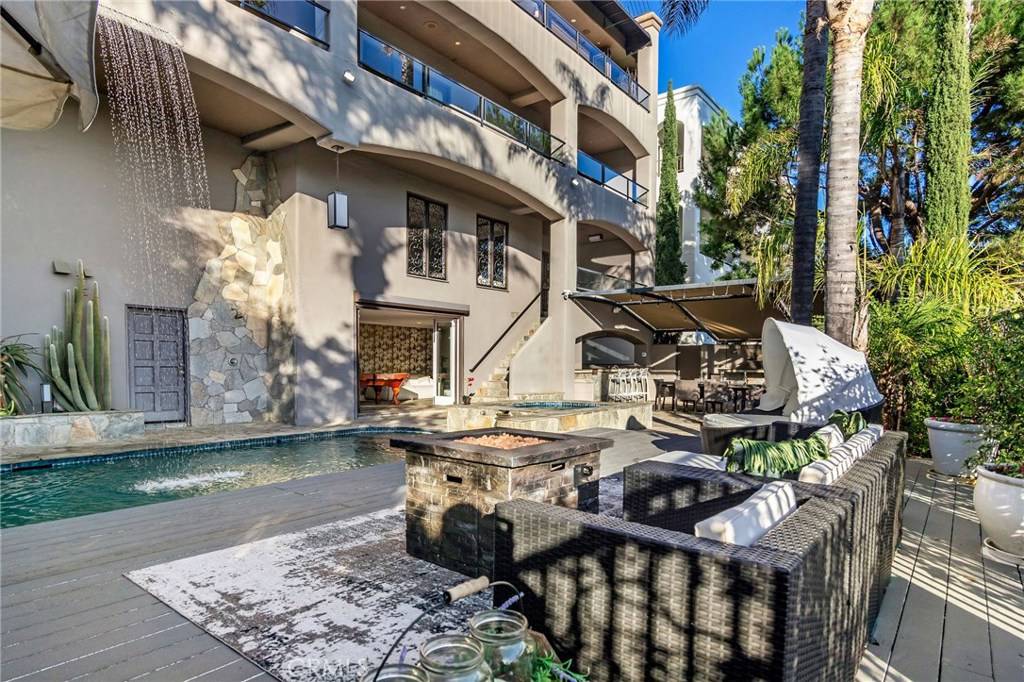 Los Angeles, CA 90068,7218 Mulholland DR