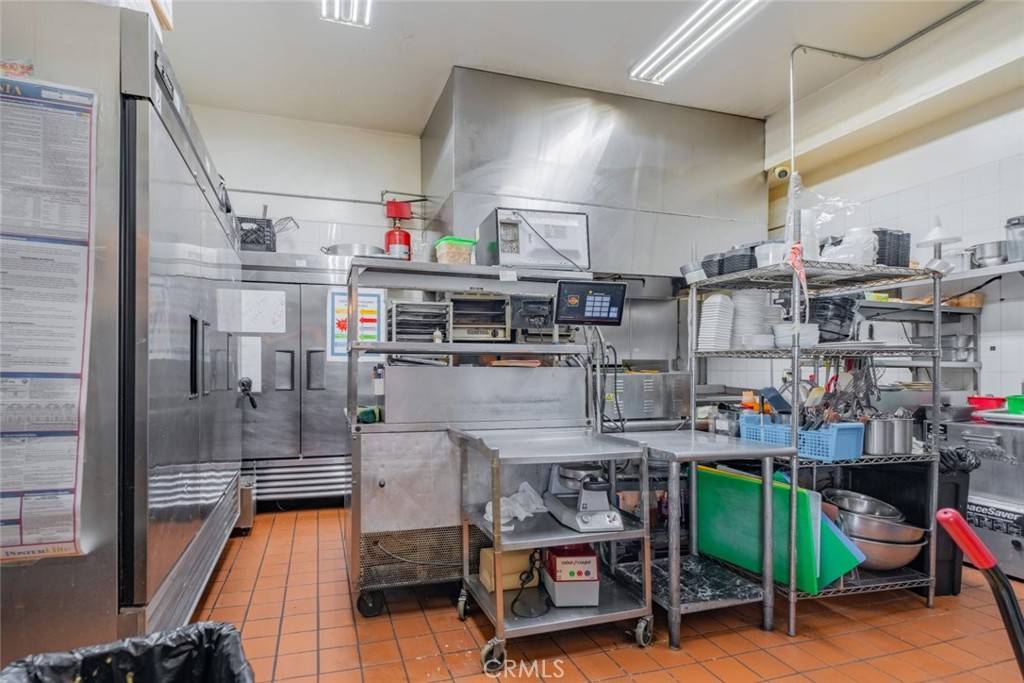 North Hollywood, CA 91606,11671 Victory BLVD