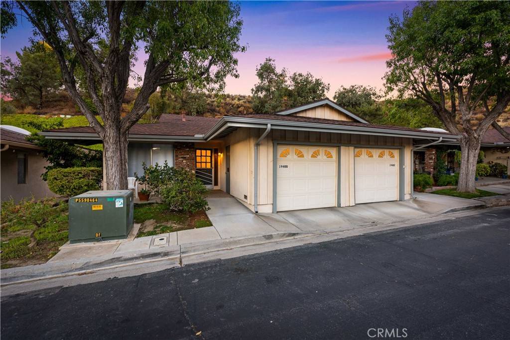 Newhall, CA 91321,19400 Flowers CT