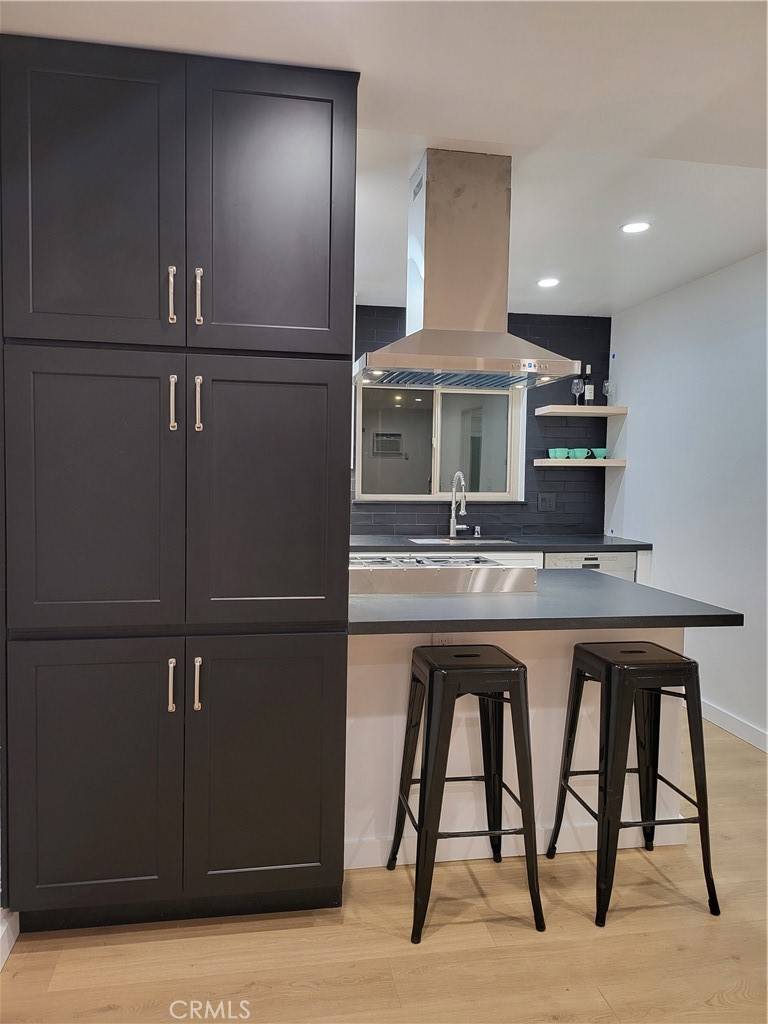 Woodland Hills, CA 91367,6050 Nevada #17
