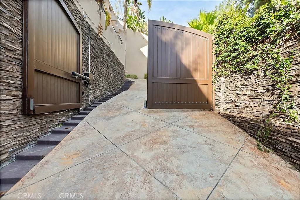 Los Angeles, CA 90068,6075 Rodgerton DR