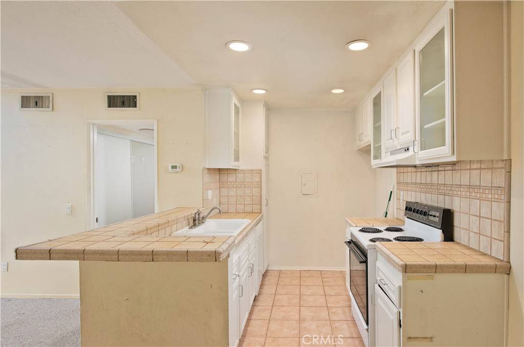 Valencia, CA 91355,23515 Lyons Avenue #228
