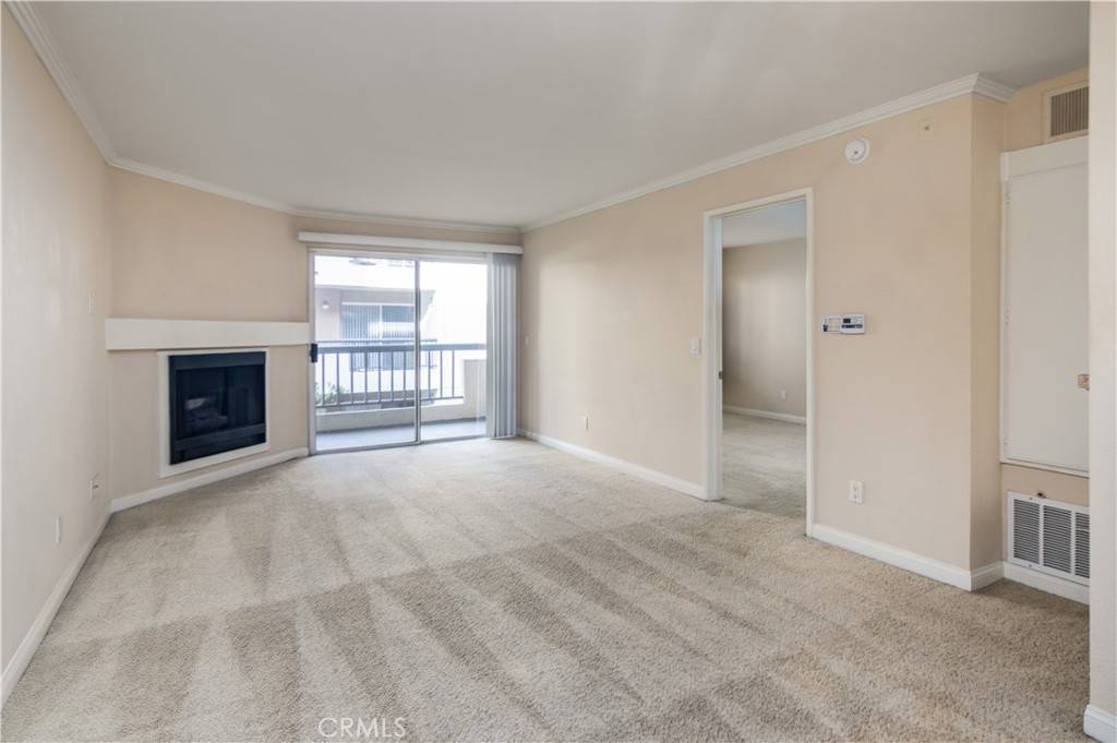 Woodland Hills, CA 91367,5500 Owensmouth AVE #216