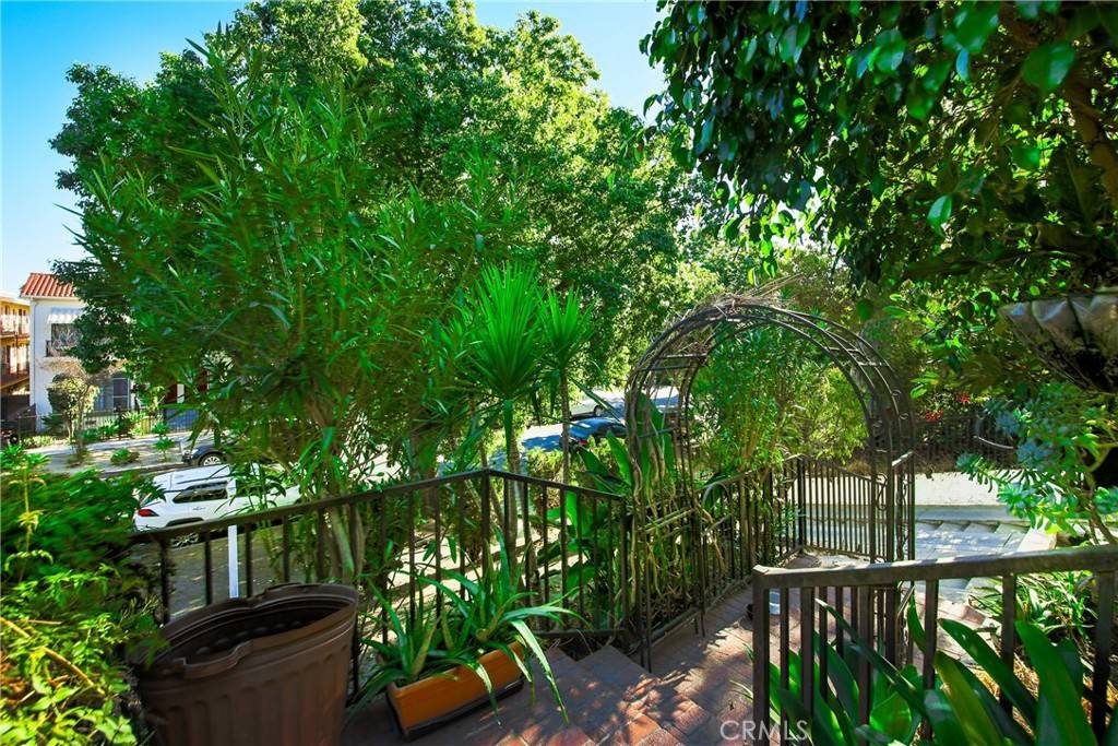 Los Angeles, CA 90004,519 N Alexandria AVE
