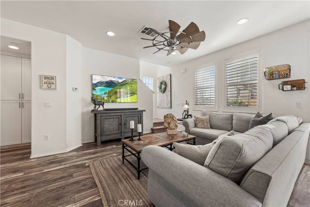 Saugus, CA 91350,22038 Barrington WAY